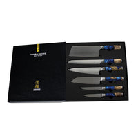 Couteaux Shinrai - Coffret de 6 couteaux damassés en époxy saphir + bloc magnétique ; Couteaux Scalae - Coffret de couteaux en bois d'acacia avec bloc ; Couteaux Shinrai