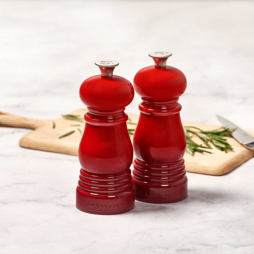 Le Creuset - Set van 2 Kleine Molens Kersenrood 11cm Peper- en Zoutmolen set Le Creuset 