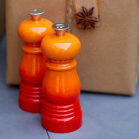 Le Creuset - Set van 2 Kleine Molens Oranjerood 11cm Peper- en Zoutmolen set Le Creuset 
